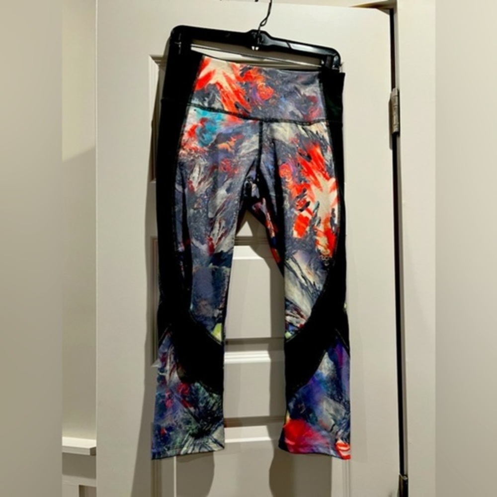Layers 8 Women’s printed Midi-Rise Capri Leggings
